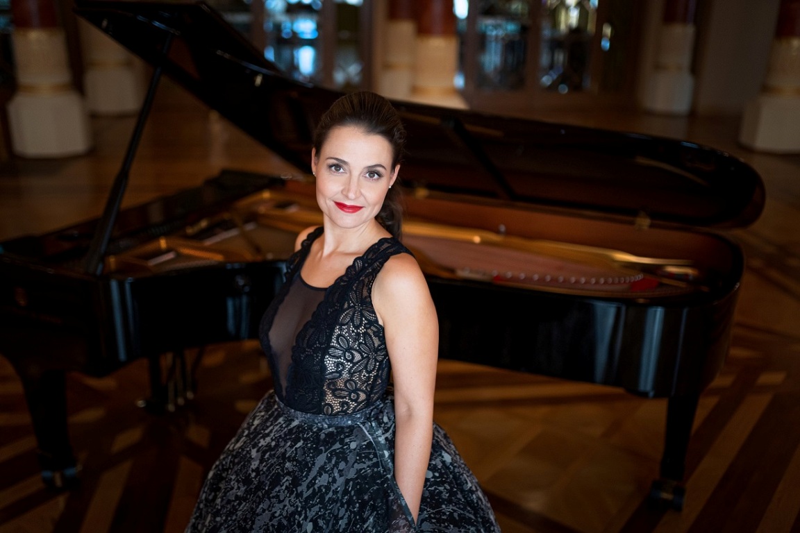 Fejes Krisztina zongoraművész a steinway zongoránál a pesti vigadóban 