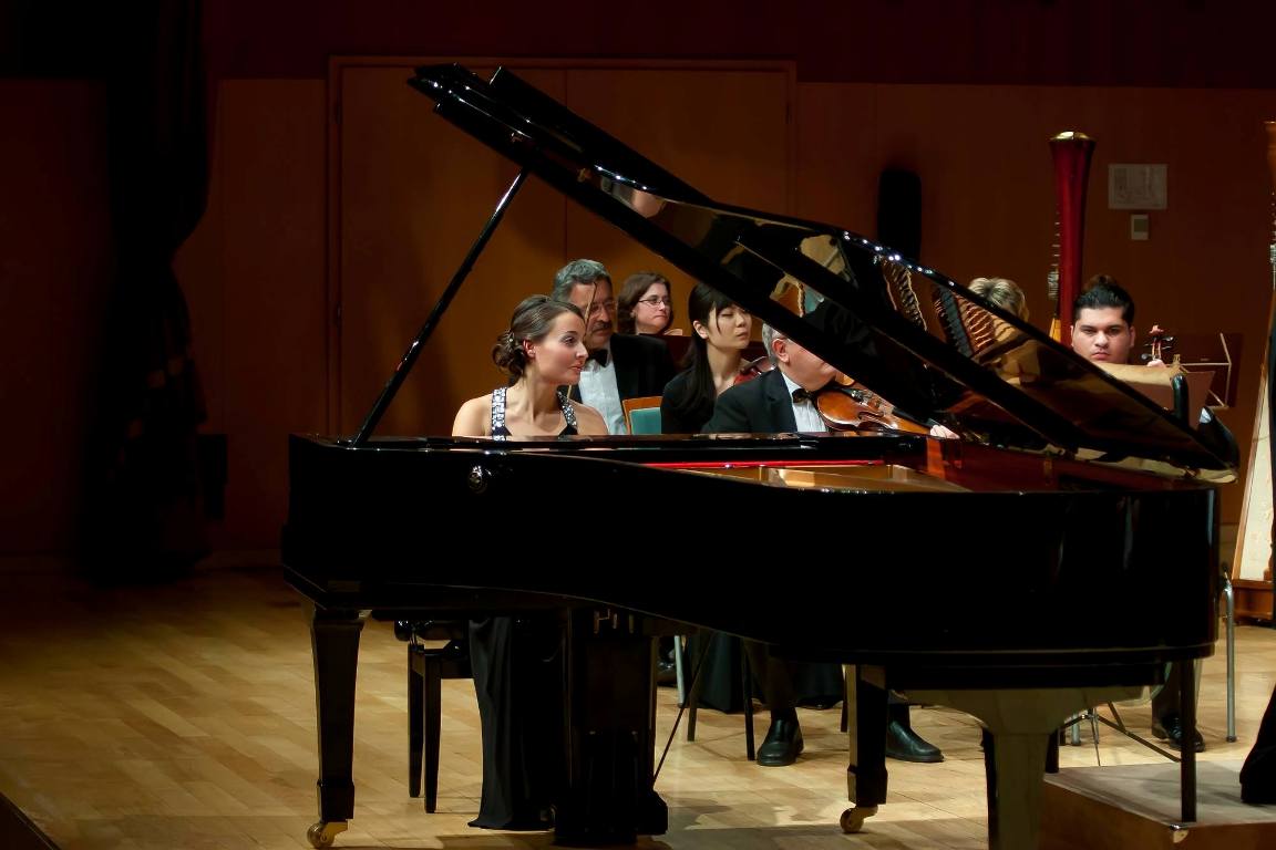 Fejes Krisztina zongoraművész koncerten Szolnokon 