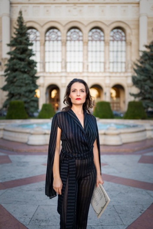 Fejes Krisztina zongoraművész kottával a kezében a pesti vigadóban 