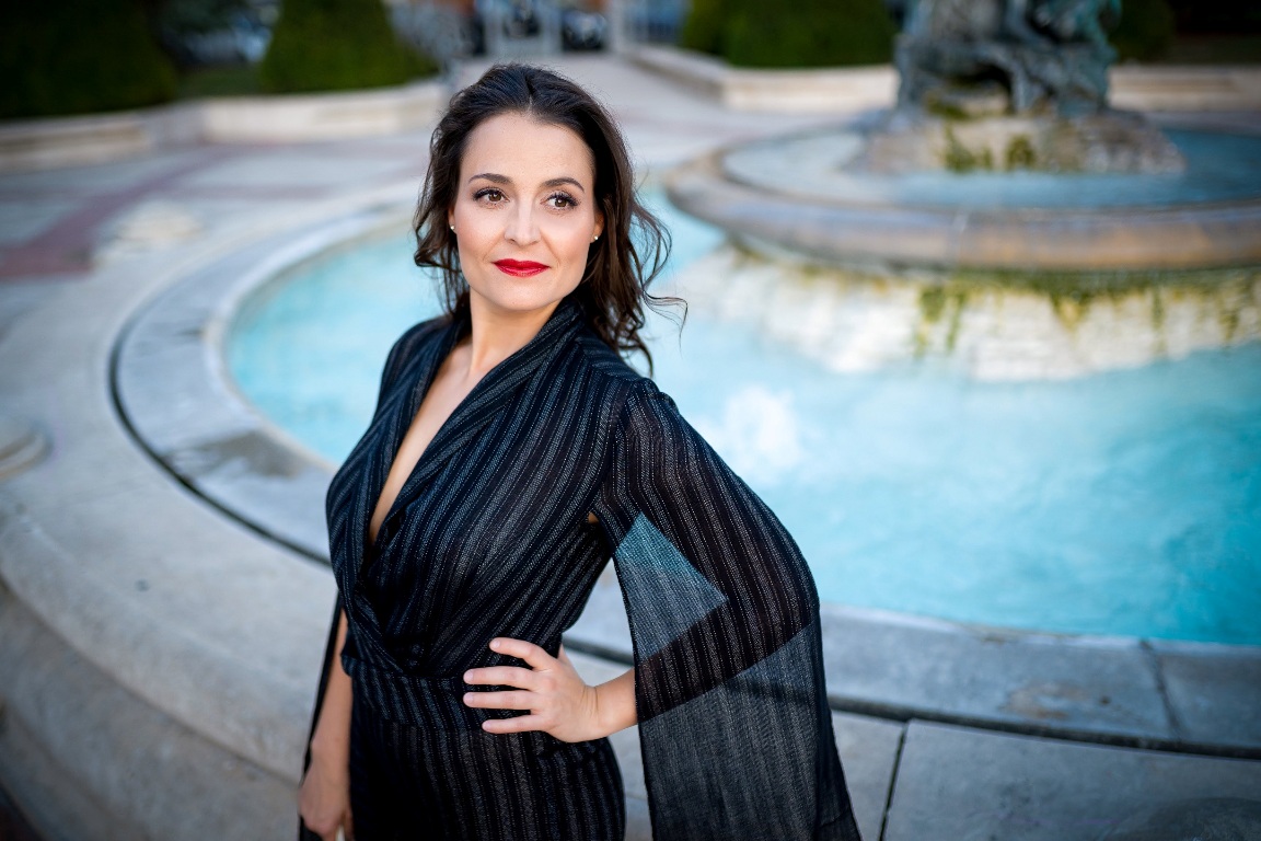 Fejes Krisztina zongoraművész a pesti vigadó előtti szökőkútnál 