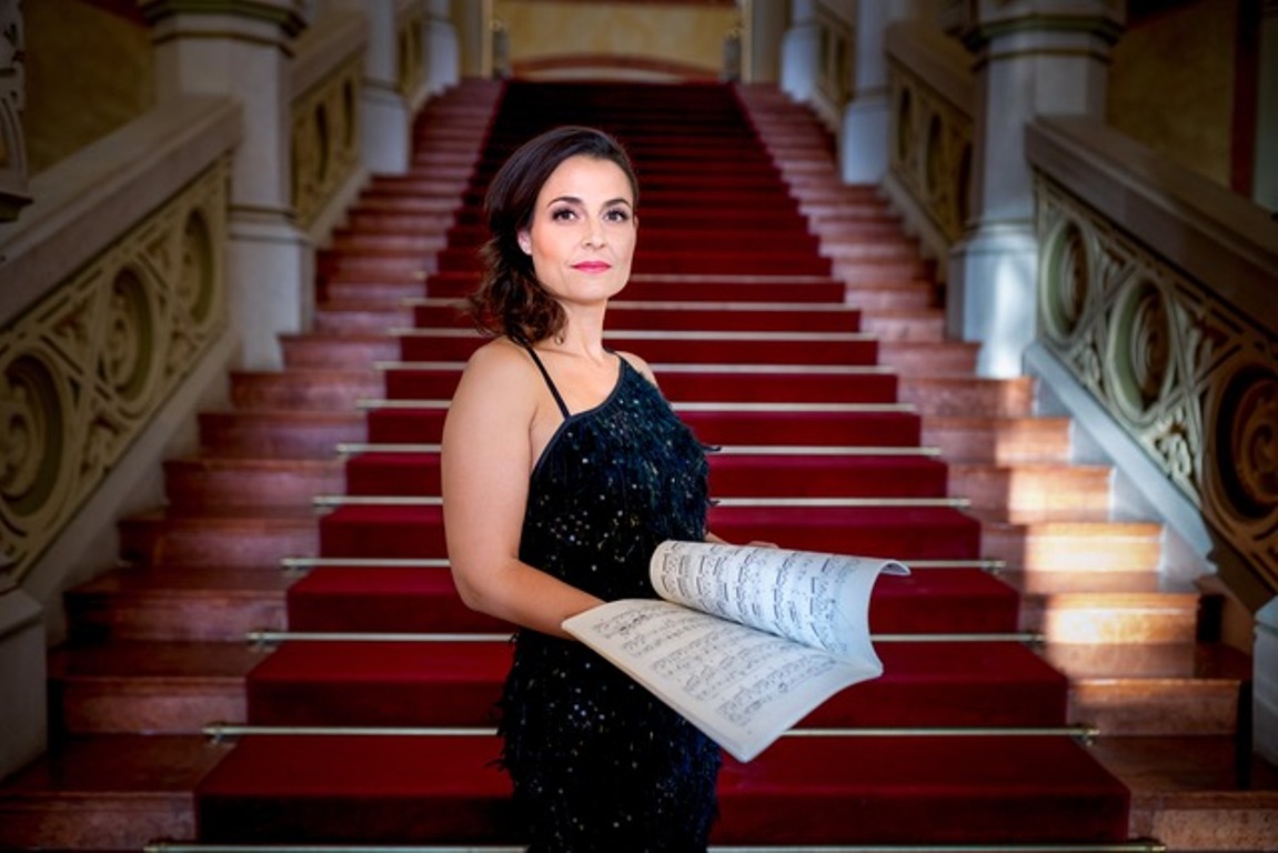 Fejes Krisztina zongoraművész kottával a kezében a pesti vigadóban 
