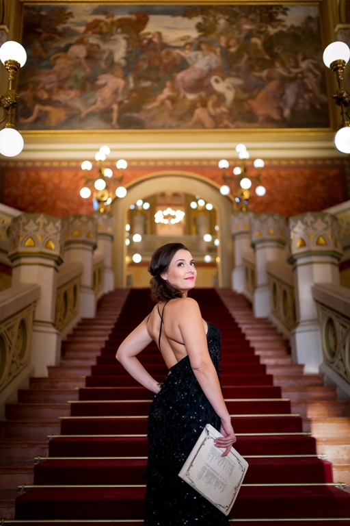 Fejes Krisztina zongoraművész kottával a kezében a pesti vigadóban 