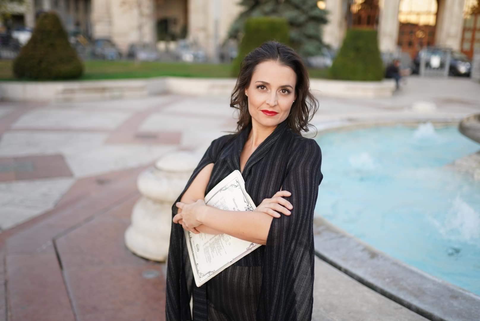 Fejes Krisztina a Pesti Vigadó előtt